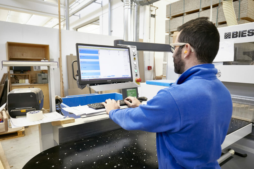 Falegnameria FARO Villanova di Camposampiero - DESIGN E PRODUZIONE IMBOTTITI E SEDIE IN LEGNO SU MISURA